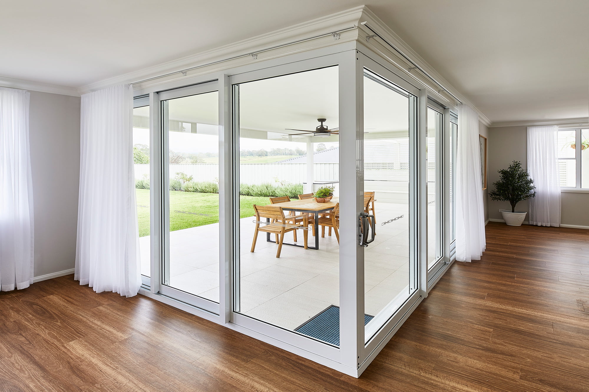 Paragon 90 degree corner stacking door in Pearl White