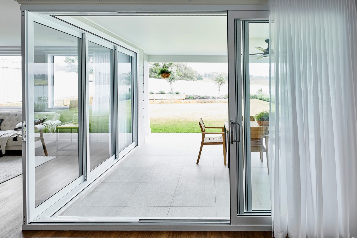 Paragon 90 degree corner stacking door in Pearl White