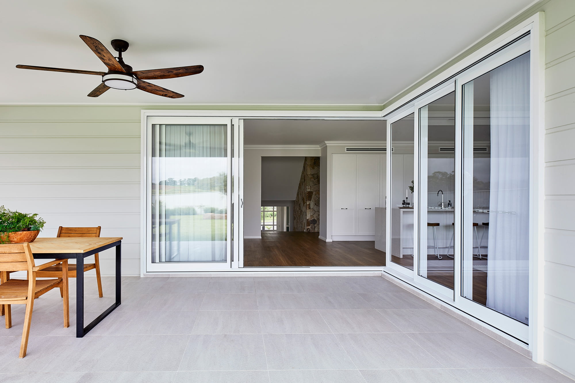 Paragon 90 degree corner stacking door in Pearl White