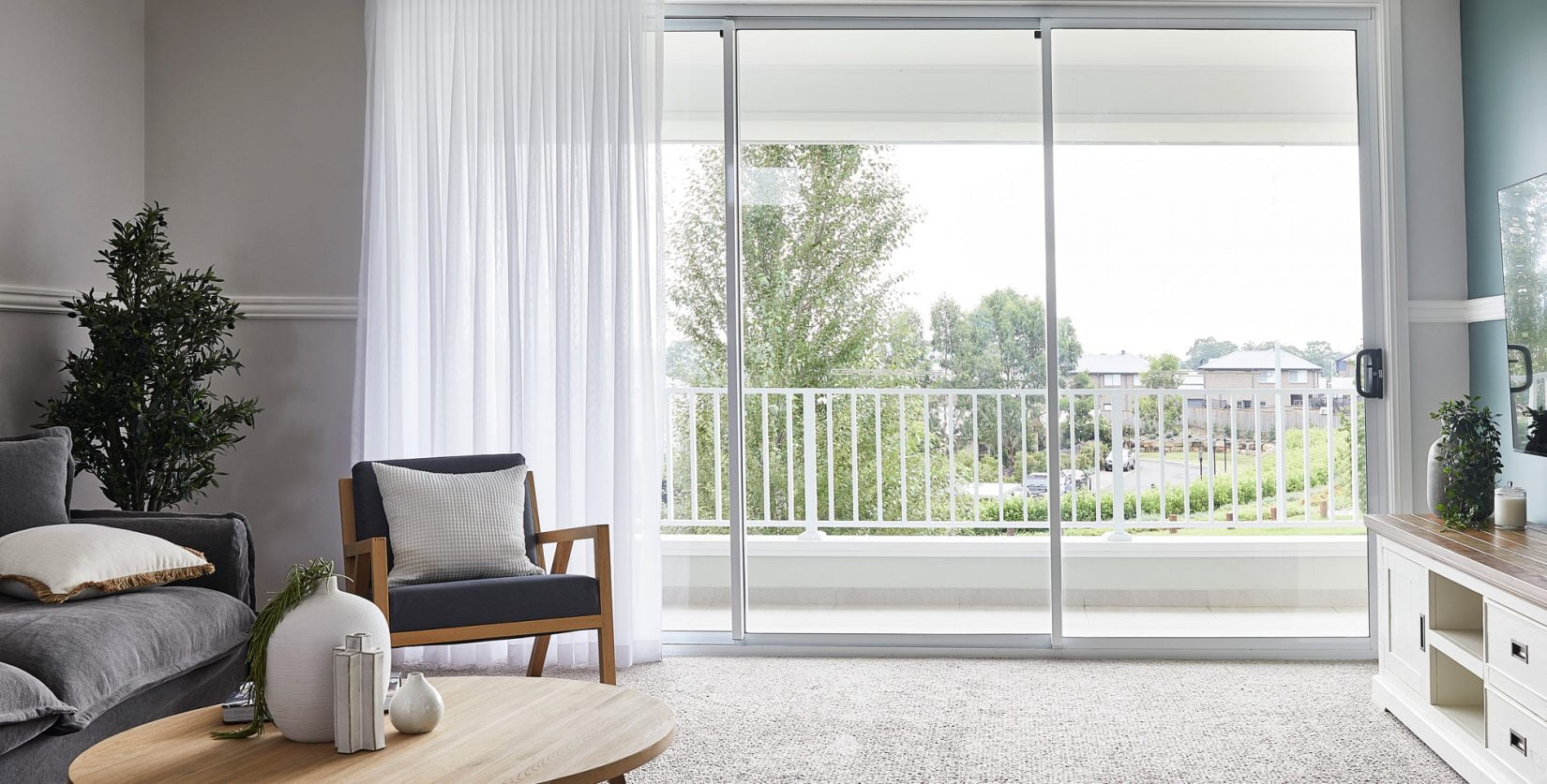 Horizon stacking door in Pearl White