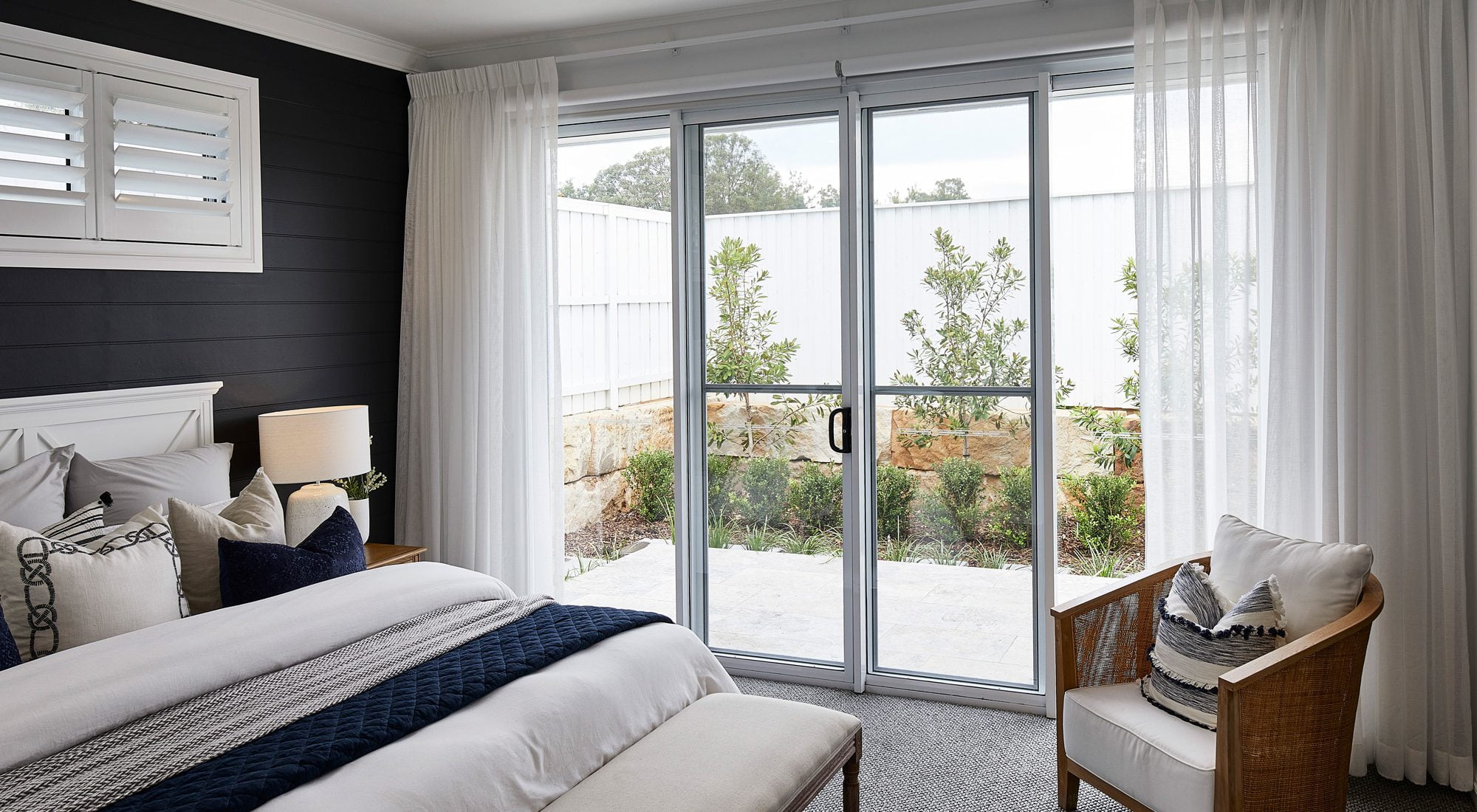 Horizon sliding door with sliding screen in Pearl White
