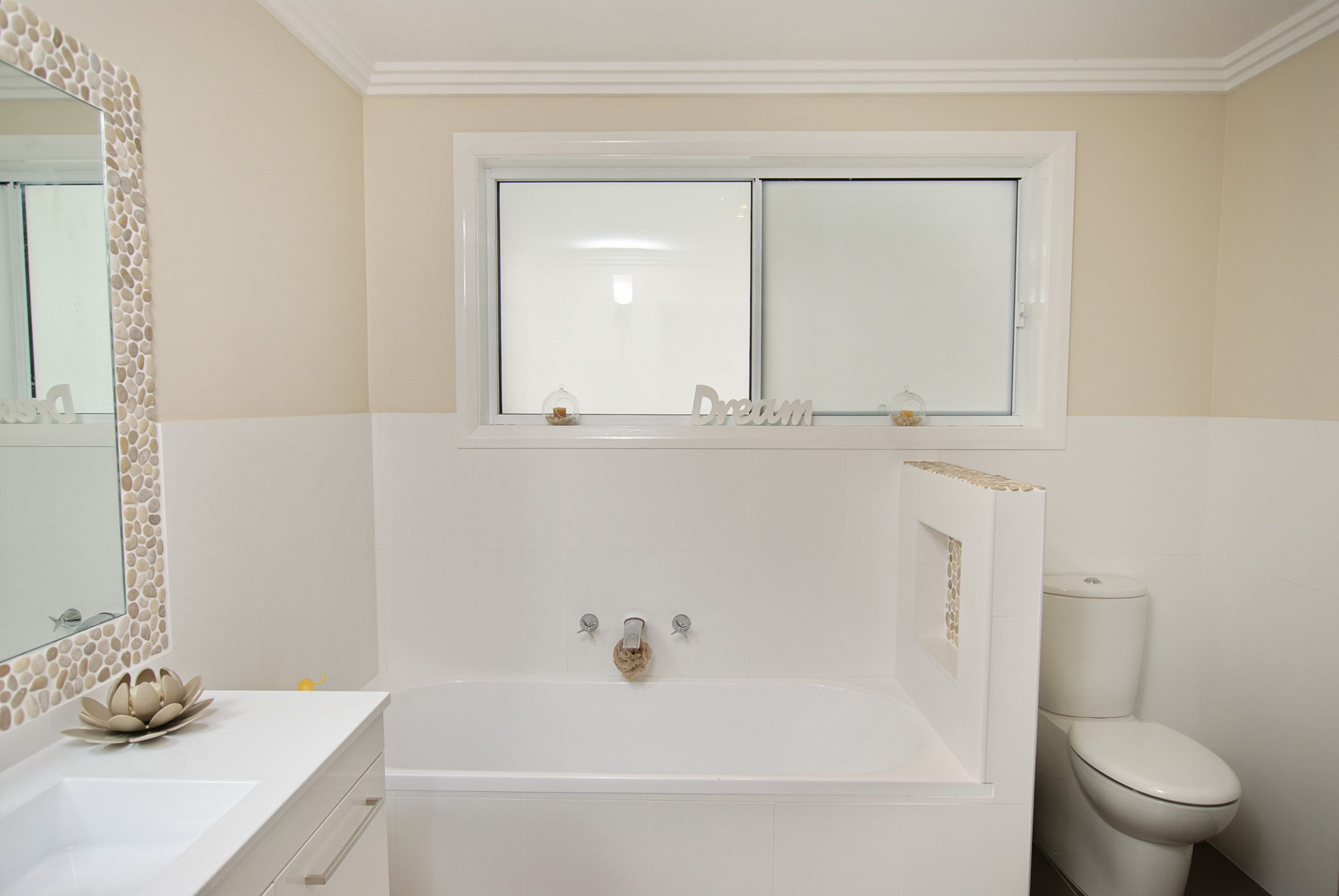 Horizon sliding window in Pearl White