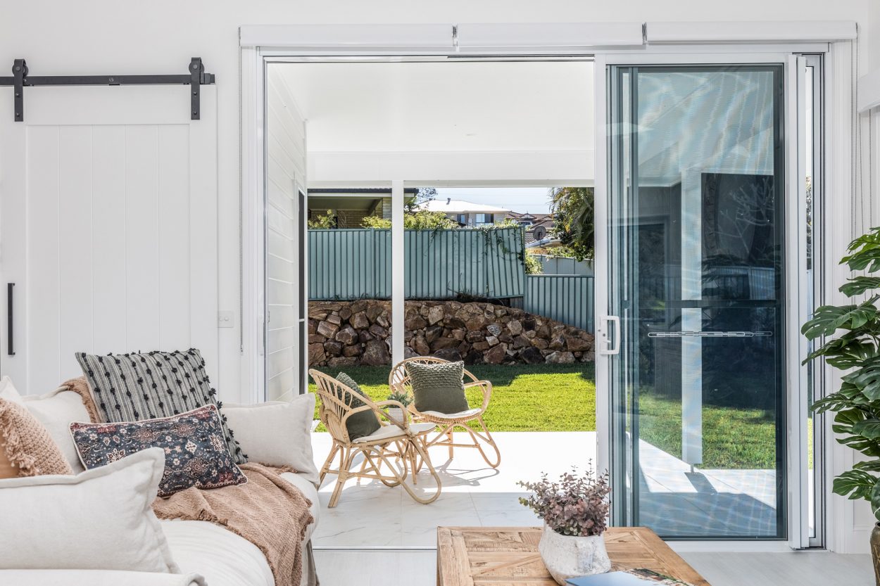 Horizon stacking door in Pearl White