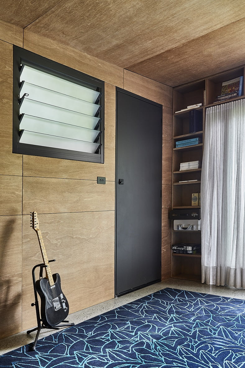 Louvre window with LuminaCloud privacy glass